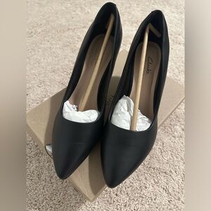 CLARKS ILLEANA TULIP *WIDE WIDTH* BLACK LEATHER/CUIR NOIR HEELS